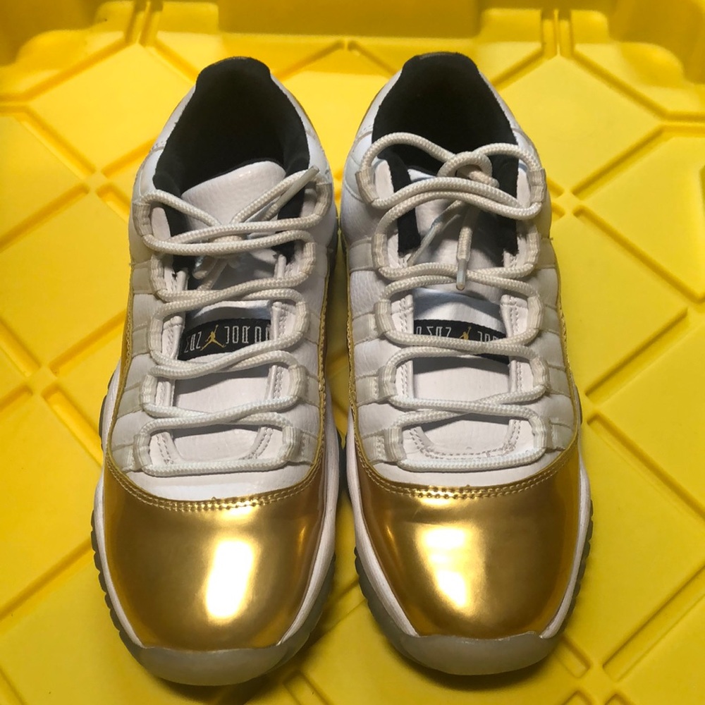 Jordan size 4.5 gold/white Retro